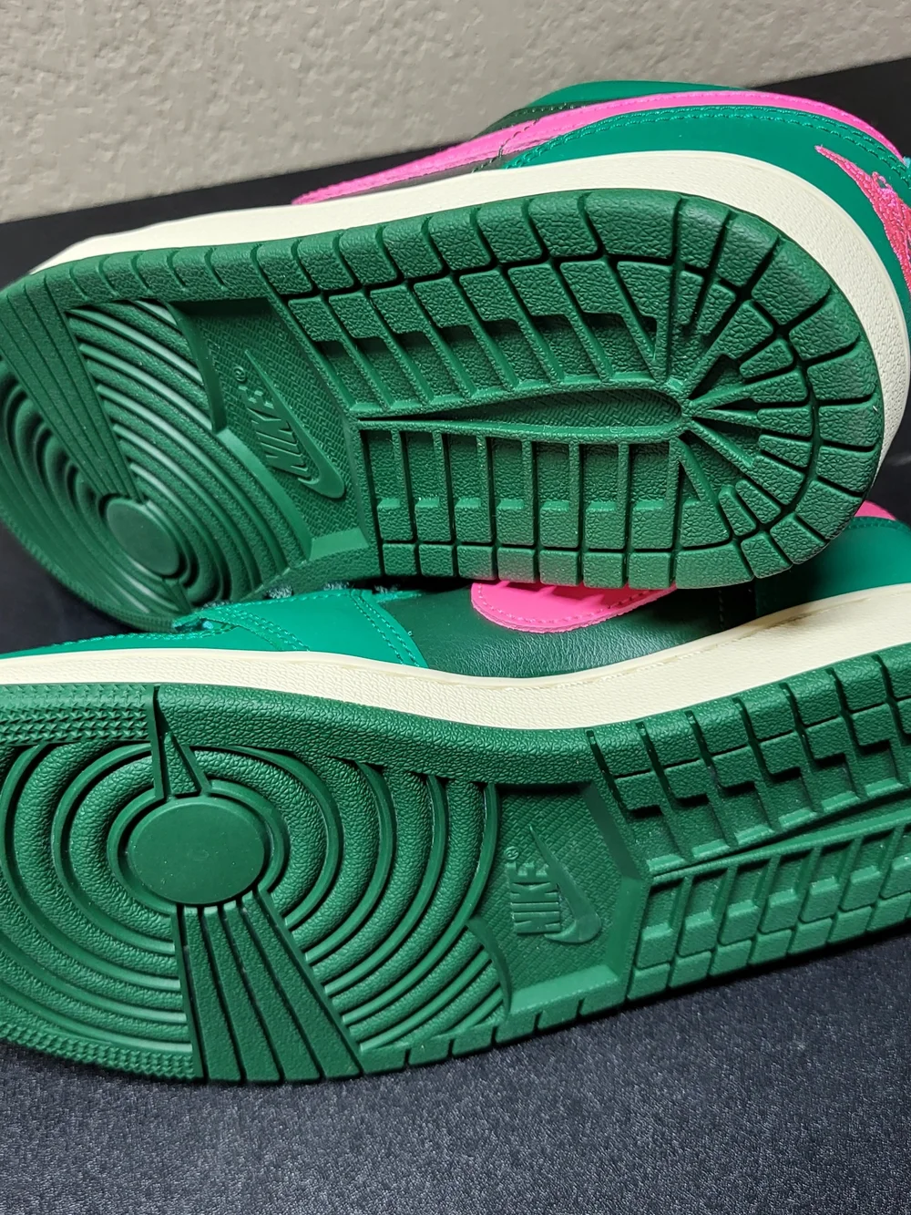 *NEW* Nike Air Jordan 1 Low Malachite Pink Blast DC0774-300 Women's Size 8.5